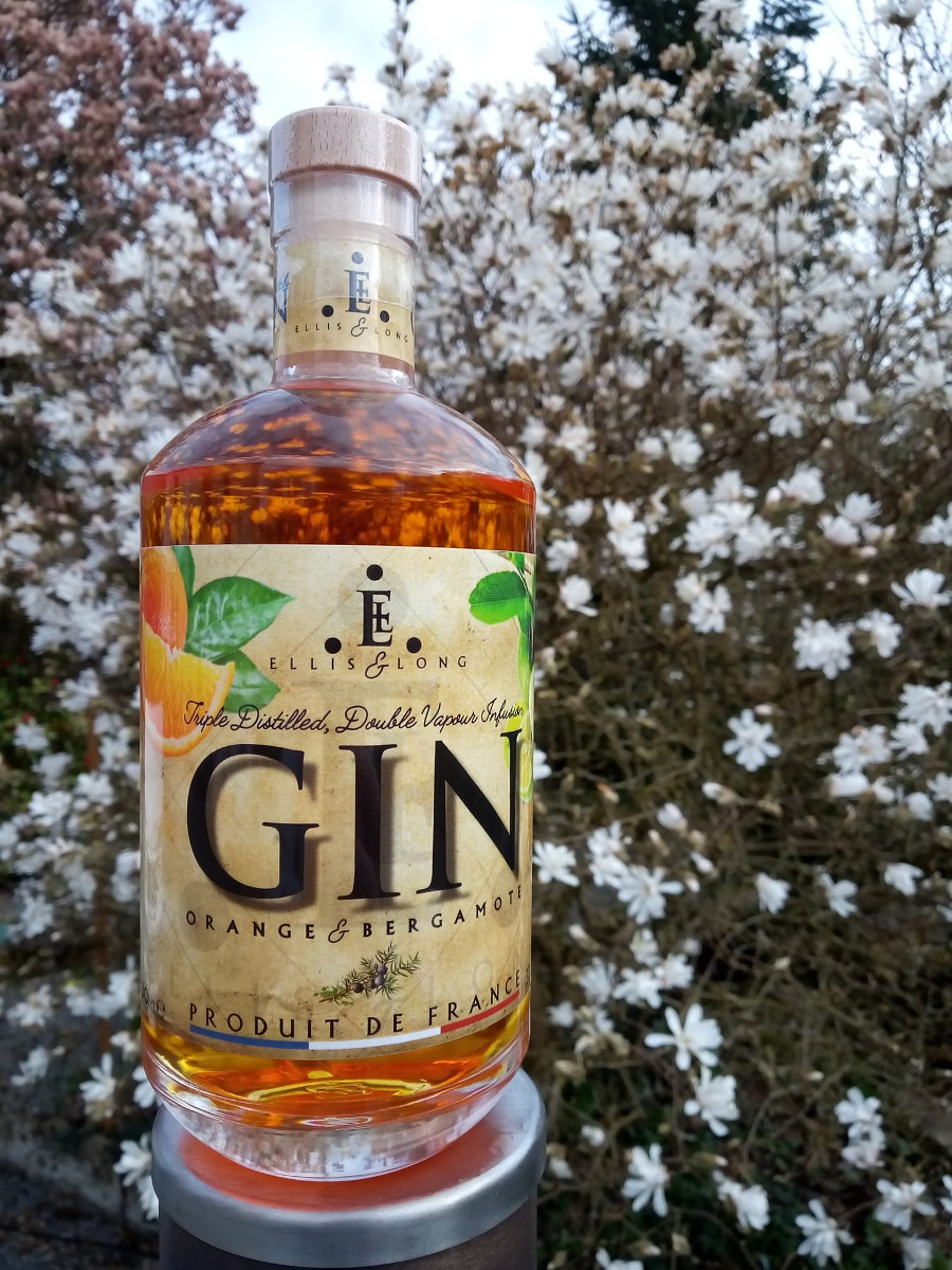 Une bouteille de gin orange et bergamote.