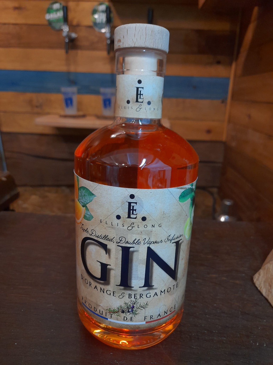 Une bouteille de gin orange et bergamote.